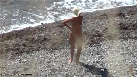 გოგონა პანამაში შიშველი დადის სანაპიროზე