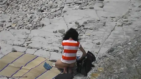 პერვერსი ნუდისტურ სანაპიროზე გოგონებზე ჯაშუშობს