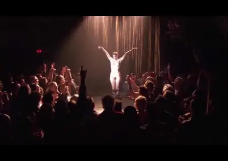 მია კირშნერი ცეკვავს სტრიპტიზს ფილმში სექსში სხვა ქალაქში