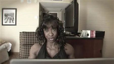 შავი ქალი სასტუმროში ამაყობს მისი კუნთებით