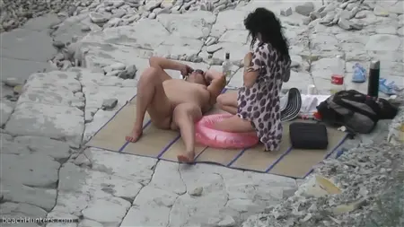 Slutty Girlfriends შიშველი ძუძუები დაისვენეთ მიტოვებულ სანაპიროზე