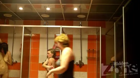 წითელმა რუსულმა ქათამ არ იცის, რომ ის გადაღებულია ფარული კამერით აბაზანაში