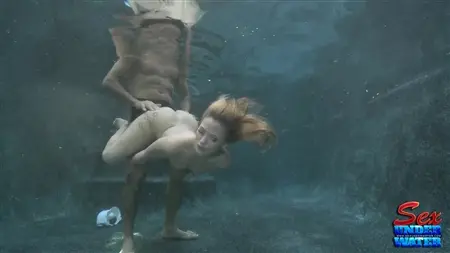 სუსტი ქათამი ბიჭი წყლის ქვეშ იჭერს