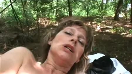 ტყეში სექსუალური ქალი აჩვენებს თავის ხიბლს და მამაკაცთან ერთად